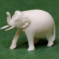 benfarvet håndskåret elefant gammel skulptur